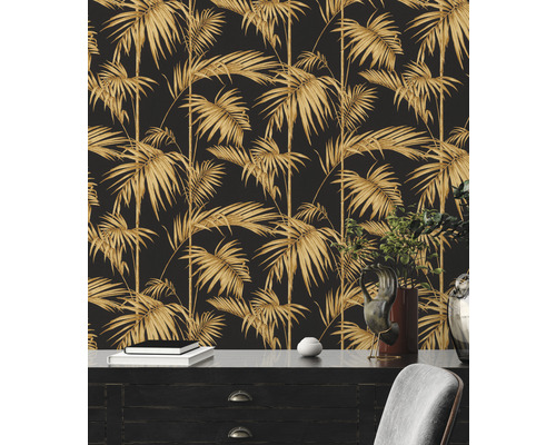 Interiér s černou tapetou s palmovými listy za psacím stolem