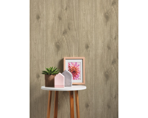 Detail laminátu s dřevěnou texturou za stolem s dekorací