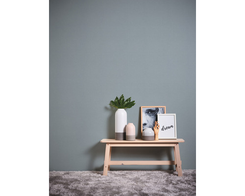 Dekorativní scéna s lavicí, vázami a obrazy na zdi