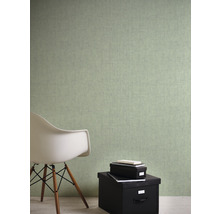 Nástěnná dekorace s textilní tapetou, kombinovaná se židlí a úložnými boxy