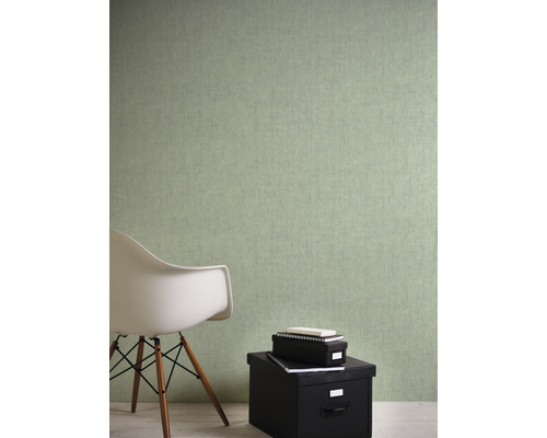 Nástěnná dekorace s textilní tapetou, kombinovaná se židlí a úložnými boxy