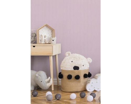 Dětská herna s hračkami, odkládacím stolem a dekorací