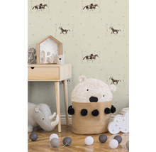 Dětský pokoj s nočním stolkem, hračkami a tapetou s motivem koně