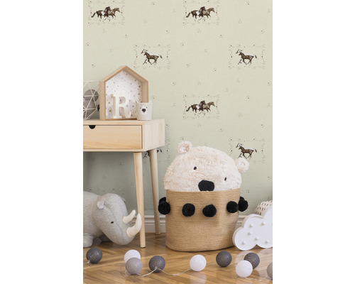Dětský pokoj s nočním stolkem, hračkami a tapetou s motivem koně