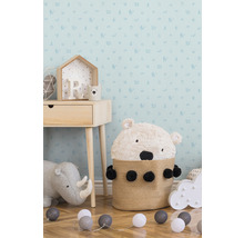 Dětský pokoj s nočním stolkem, hračkami a košem ve tvaru medvěda