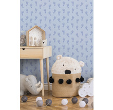 Dětský pokoj s tapetou se vzorem otisků nohou, noční stolek, hračky a dekorativní osvětlení