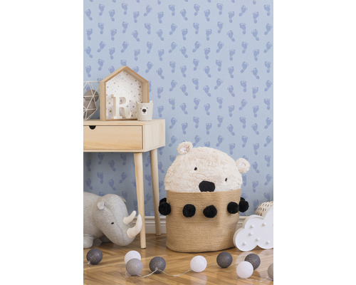 Dětský pokoj s tapetou se vzorem otisků nohou, noční stolek, hračky a dekorativní osvětlení