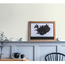 Obývací pokoj s designem stěn, zarámovaným plakátem Islandu a dekoracemi.