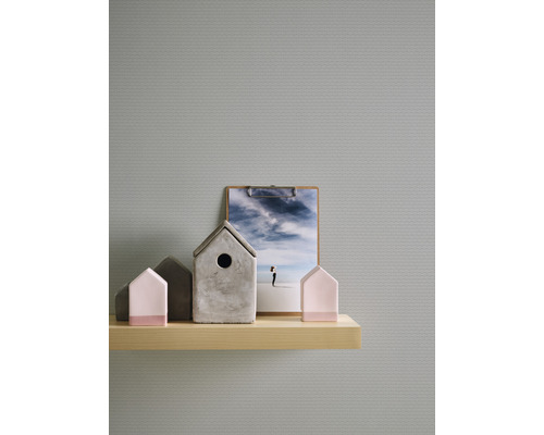 Police s bytovými dekoracemi a obrázkem na zdi