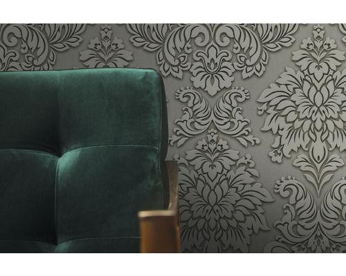 Detail čalouněné pohovky před květinovou tapetou