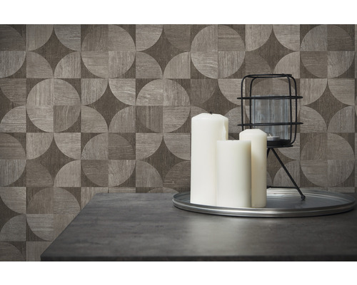 Dekorativní stěna s geometrickým vzorem tapety, svíčky a lucerna