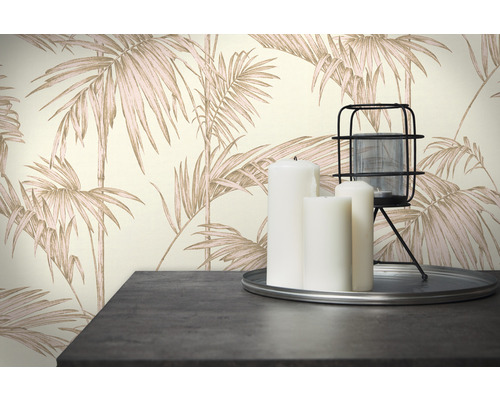 Tapeta s motivem palem, dekorace se svíčkami a lucernou