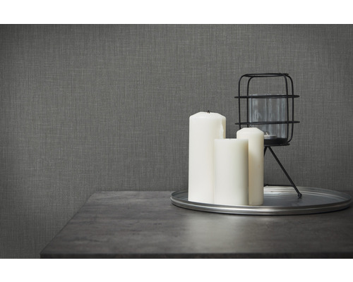 Dekorativní scéna se svíčkami, svícnem a šedou strukturovanou tapetou