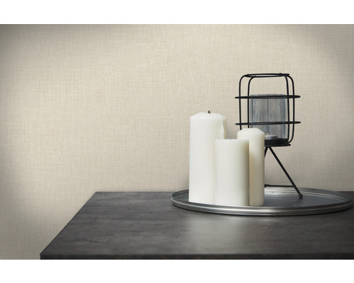 Dekorativní tapeta s lněnou strukturou, kombinovaná se svíčkami a lucernou na stole.