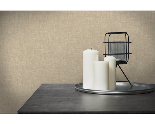 Detailní záběr béžové vliesové tapety v obývacím pokoji se svícnem