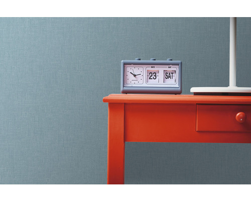 Stůl s překlápěcími hodinami a lampou