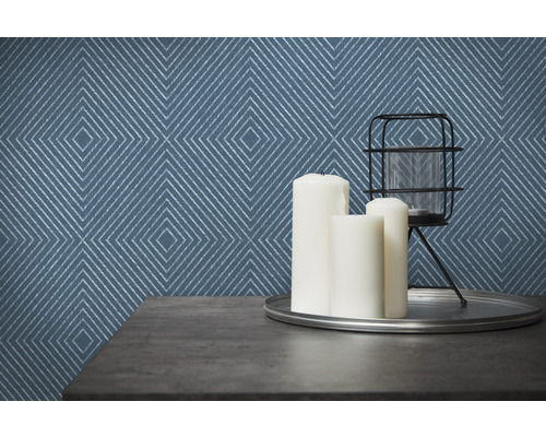 Dekorativní tapeta s geometrickým kosočtvercovým vzorem v interiéru