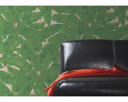 Tapeta se vzorem zelených listů a židle