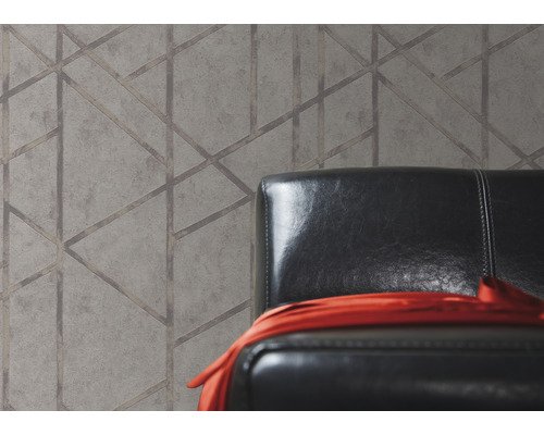 Tapeta s geometrickým vzorem a křeslo