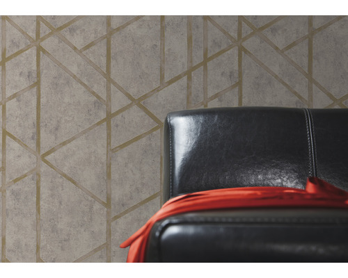 Tapeta s geometrickým vzorem a křeslo