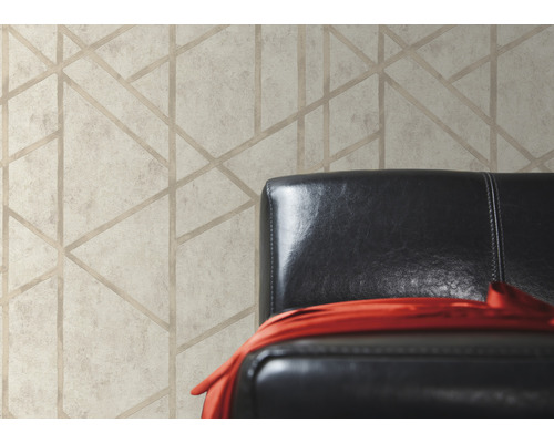 Tapeta s geometrickým vzorem v místnosti s křeslem