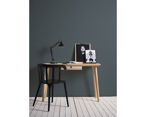 Psací stůl se stolní lampou, židlí a dekorací na světlé dřevěné podlaze