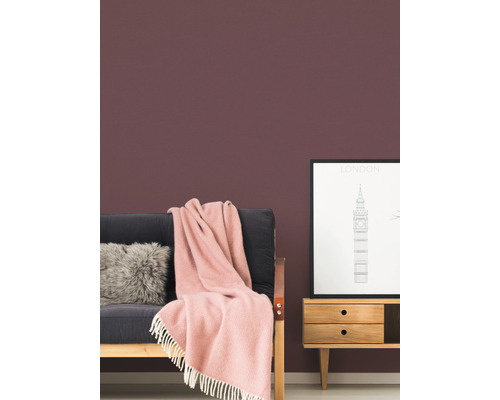 Obývací pokoj s pohovkou, polštářem, dekou, komodou a zarámovaným obrazem Londýna