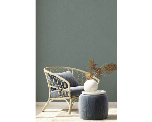 Dekorativní posezení s ratanovým křeslem a příručním stolkem