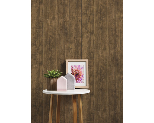 Dekorativní tapeta s dřevěnými panely se stolem a dekorací