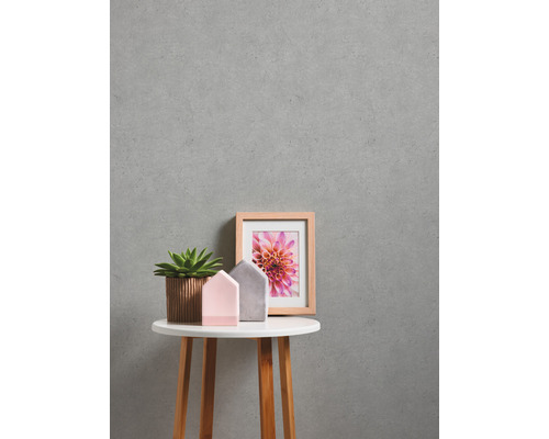 Dekorativní zátiší se sukulentem, domky a rámem obrazu na odkládacím stolku