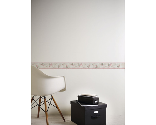 Scéna s květinovým lemem na zdi, židlí a úložnými boxy