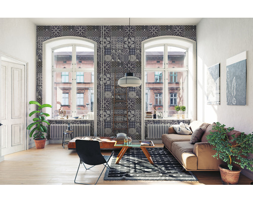 Obývací pokoj s vzorovanou tapetou, pohovkou, křeslem a dřevěnou podlahou