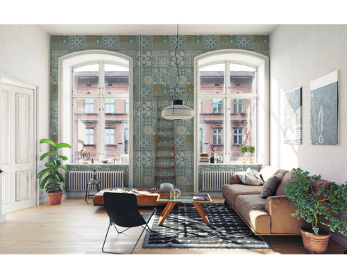 Světlý obývací pokoj s pohovkou, křeslem, kobercem a dekorativní nástěnnou tapetou.