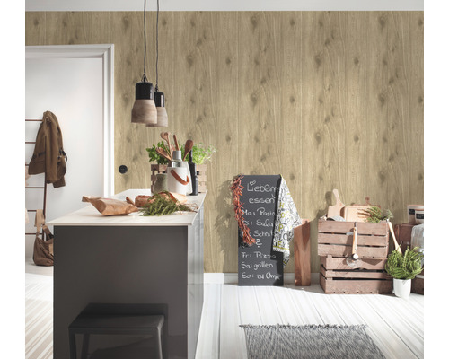 Světlý interiér s nástěnnou tapetou se vzhledem dřeva, kuchyňským pultem a dekorativními prvky.