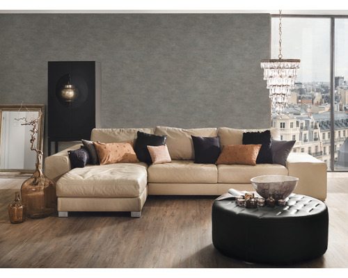 Obývací pokoj s koženou sedačkou, otomanem a dekoracemi