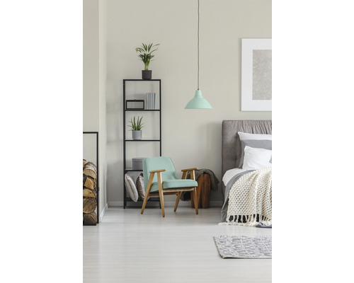 Světlá ložnice s křeslem, postelí a regálem