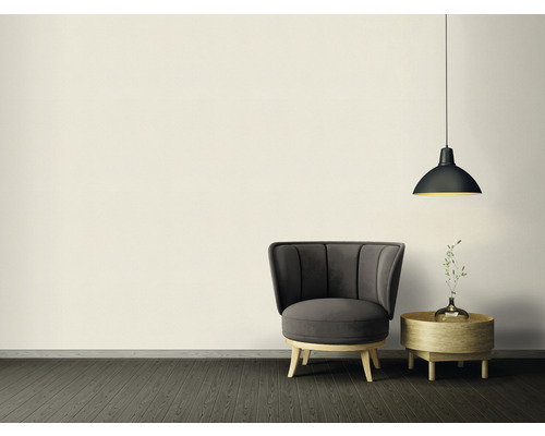 Interiérová scéna s křeslem, odkládacím stolkem a závěsnou lampou pro moderní obytné prostředí.