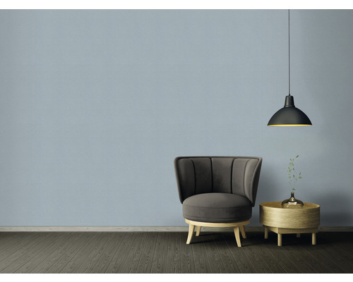 Obývací pokoj s křeslem, odkládacím stolkem a závěsnou lampou