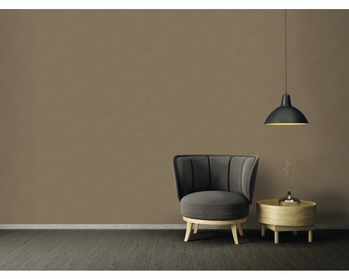 Pohled na pokoj s křeslem, odkládacím stolkem a závěsným svítidlem