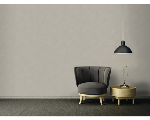 Design pokoje s křeslem, odkládacím stolkem a závěsnou lampou