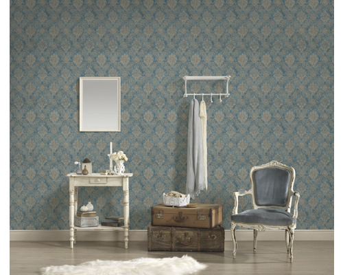 Ukázka interiéru s vzorovanou tapetou, stolem, židlí a dekorací pro stylové bydlení.