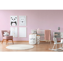 Dětský pokoj s postýlkou, křeslem, hračkami a obrázky zvířat na zdi