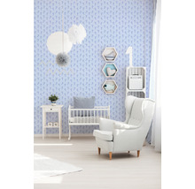 Dětský pokoj s postelí, křeslem a nástěnnou tapetou s motivem