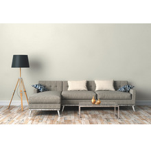 Obývací pokoj s rohovou pohovkou, stojací lampou a konferenčním stolkem