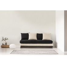 Světlá místnost s futonem, polštáři a dekorací