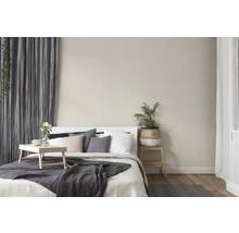 Ložnice s postelí, závěsy a rostlinou pro klidnou atmosféru