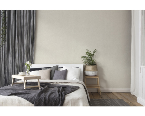 Ložnice s postelí, závěsy a rostlinou pro klidnou atmosféru