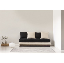 Obývací pokoj s futonovou postelí, polštáři a dekorací