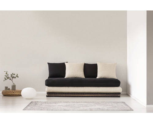 Obývací pokoj s futonovou postelí, polštáři a dekorací