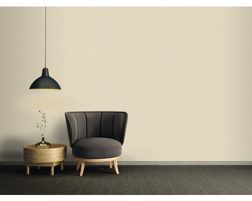 Interiér s křeslem, odkládacím stolkem a závěsnou lampou